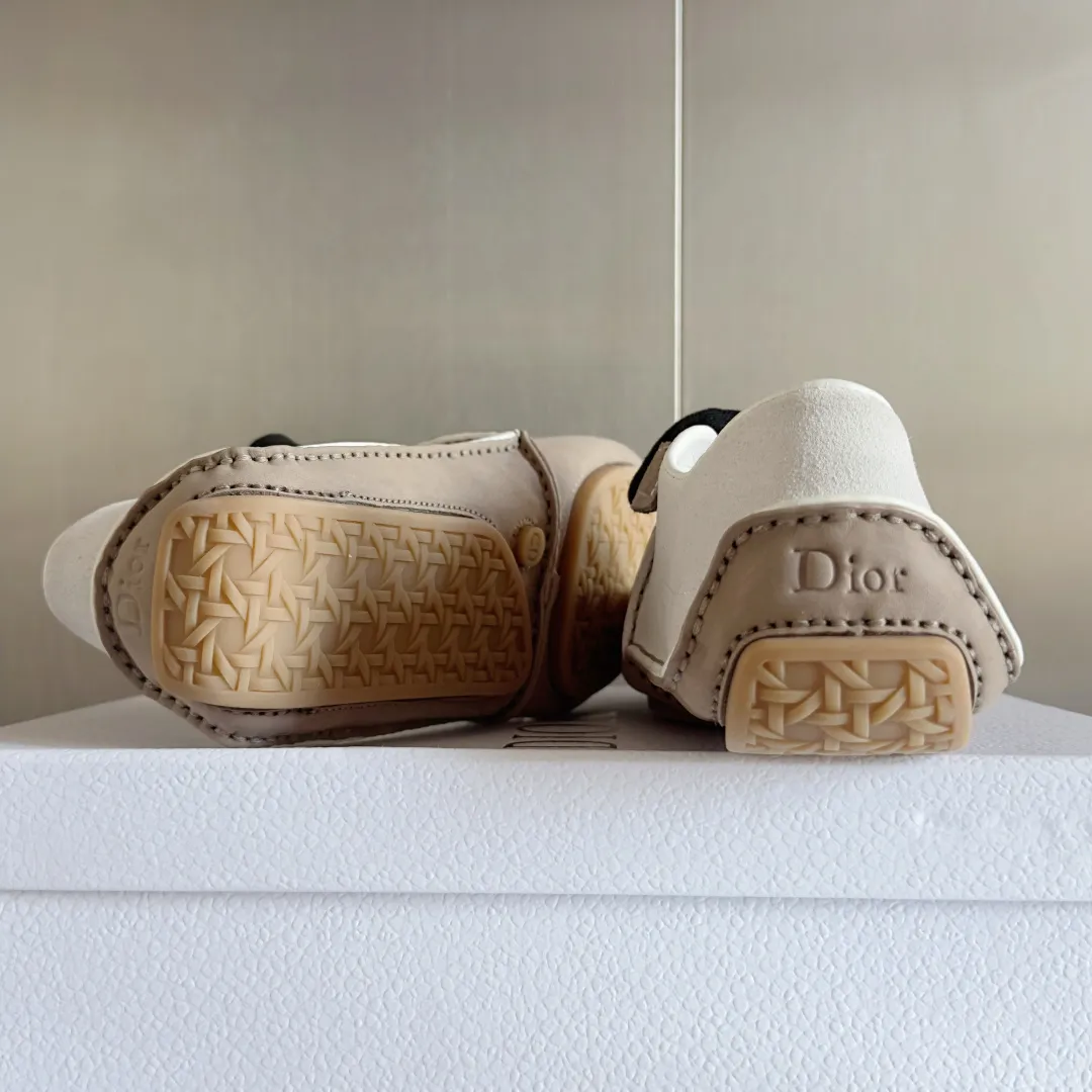 Men's shoes 💰640 Top version: Couple's Dior Roadie Series Catwalk Couple's Handmade Casual Sports Shoes Delivery Counter Exquisite Packaging🛍📦 ▪️Fabric: Original custom imported first-layer cowhide ▪️Inner lining: Original custom leather lining ▪️Sole: Original molded anti-slip rubber material ▪️Sole thickness: 2CM ▪️Size: Women's 35-40 / Men's 39-45